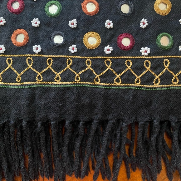 Beautiful soft wool full sized wrap/scarf with an intricate design 💝 - Picture 7 of 15